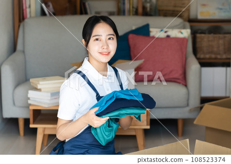 一個年輕的女人搬到工作 108523374