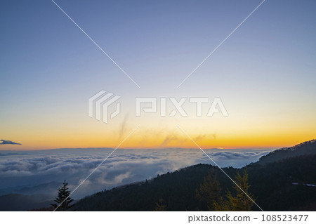 Autumn sunrise over a sea of clouds seen from Utsukushigahara, Ueda City, Nagano Prefecture 108523477