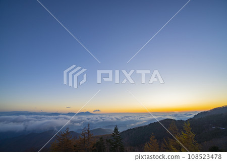 Autumn sunrise over a sea of clouds seen from Utsukushigahara, Ueda City, Nagano Prefecture 108523478