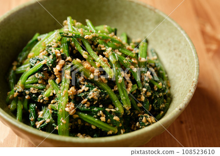 Sesame with spinach 108523610