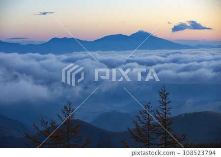 Autumn sunrise over a sea of clouds seen from Utsukushigahara, Ueda City, Nagano Prefecture 108523794