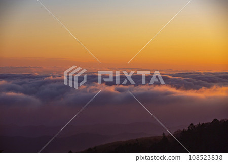 從長野縣上田市美原看到的秋季雲海日出 108523838