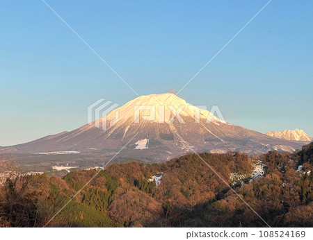 Tottori Daisen illuminated by the setting sun on a sunny day 108524169