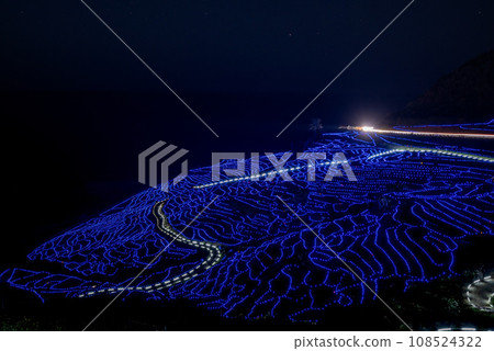 奧能登的旅遊景點 | 世界農業遺產城目千枚田的燈光夜景 | 閃閃發光的山脊 | 石川縣輪島市 奧能登的旅遊景點 | 世界農業遺產城目千枚田的燈光夜景 | 閃閃發光的山脊 | 石川縣輪島市 108524322