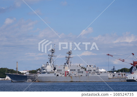 阿利伯克級飛彈驅逐艦在橫須賀修船廠進行維修 108524735