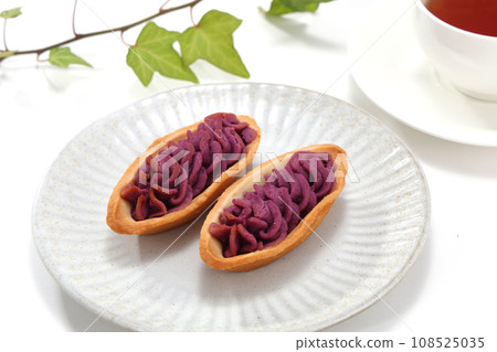 Red potato tart 108525035