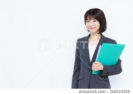 白色背景前有文件的微笑 30 多歲女商人 108525056