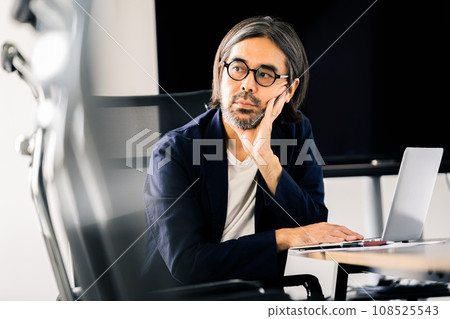 middle man in conference room middle man in conference room 108525543