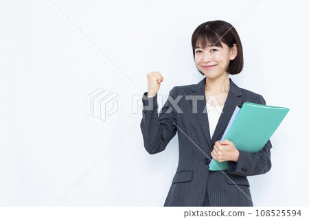 一位 30 多歲的女商人在白色背景前打拳 108525594