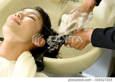 有的婦女香波在美容院 有的婦女香波在美容院 108527263