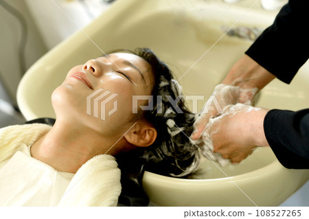 有的婦女香波在美容院 有的婦女香波在美容院 108527265