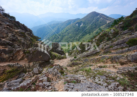 釋迦嶽山路旁的懸崖 釋迦嶽山路旁的懸崖 108527348