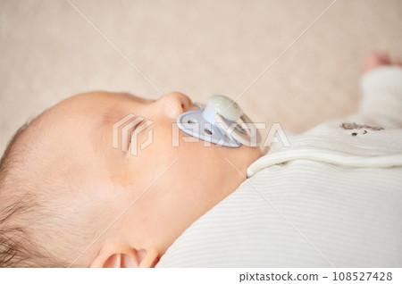 寶寶含著奶嘴睡覺 寶寶含著奶嘴睡覺 108527428