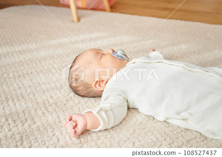 寶寶含著奶嘴睡覺 寶寶含著奶嘴睡覺 108527437