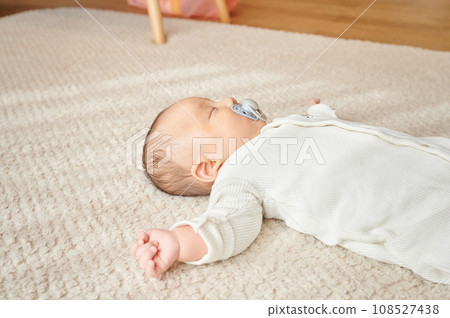 寶寶含著奶嘴睡覺 寶寶含著奶嘴睡覺 108527438