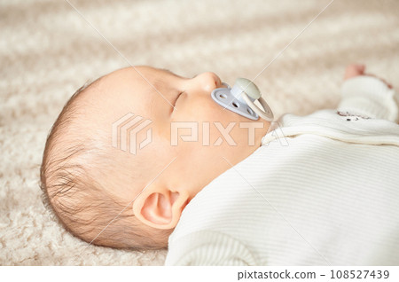 寶寶含著奶嘴睡覺 寶寶含著奶嘴睡覺 108527439