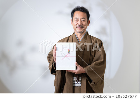 拿著禮物的中年男子 108527677