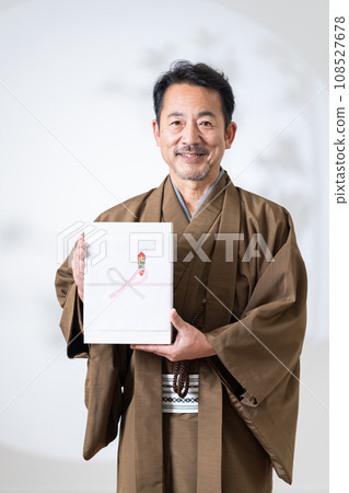 拿著禮物的中年男子 108527678