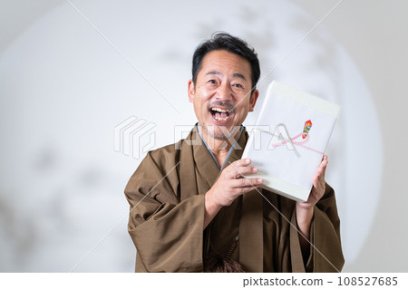 拿著禮物的中年男子 拿著禮物的中年男子 108527685