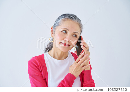 資深婦女談話在智能手機 資深婦女談話在智能手機 108527830