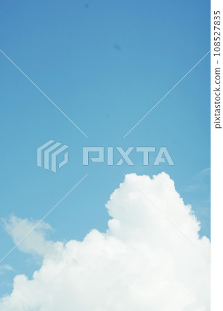 Summer blue sky and white clouds, old lens photography 108527835