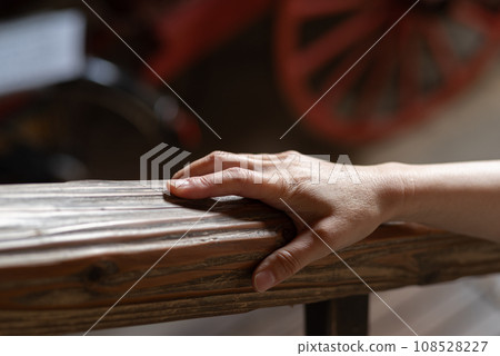 抓住欄杆 抓住欄杆 108528227