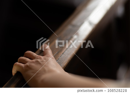 抓住欄杆 108528228