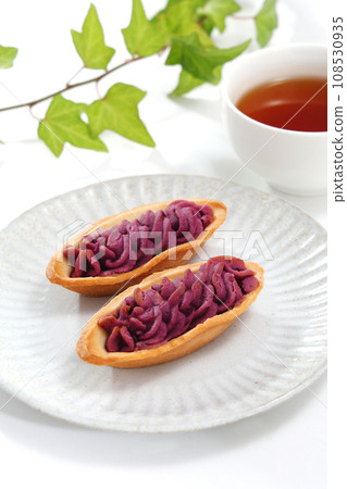 Red potato tart 108530935