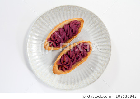 Red potato tart 108530942