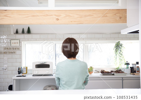 一位陷入困境的中年日本婦女的後視圖 108531435