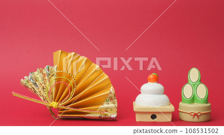 日本新年形象 | 加賀年糕、門松和紅色背景 日本新年形象 | 加賀年糕、門松和紅色背景 108531502