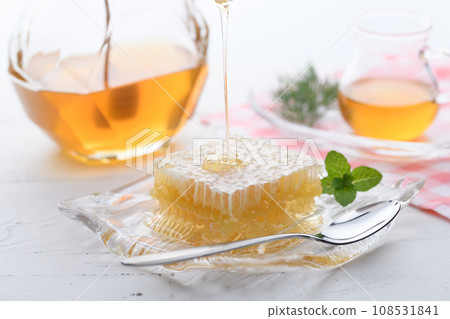A fluffy floral scent with com honey (comb honey) served with honey dipper and honey pot. A fluffy floral scent with com honey (comb honey) served with honey dipper and honey pot. 108531841