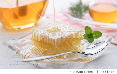 蓬鬆的花香，帶有玉米蜂蜜（梳子蜂蜜），搭配蜂蜜北斗和蜜罐。 108531842