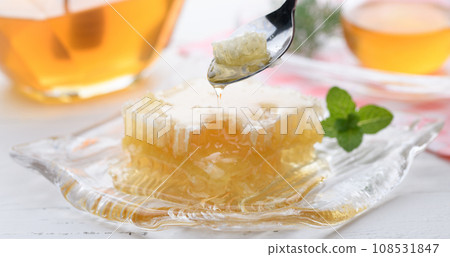 蓬鬆的花香，帶有玉米蜂蜜（梳子蜂蜜），搭配蜂蜜北斗和蜜罐。 108531847
