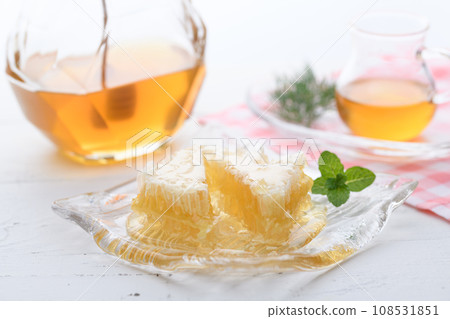 蓬鬆的花香，帶有玉米蜂蜜（梳子蜂蜜），搭配蜂蜜北斗和蜜罐。 108531851