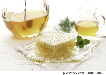 蓬鬆的花香，帶有玉米蜂蜜（梳子蜂蜜），搭配蜂蜜北斗和蜜罐。 108531863
