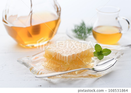 蓬鬆的花香，帶有玉米蜂蜜（梳子蜂蜜），搭配蜂蜜北斗和蜜罐。 108531864