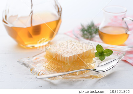 蓬鬆的花香，帶有玉米蜂蜜（梳子蜂蜜），搭配蜂蜜北斗和蜜罐。 108531865