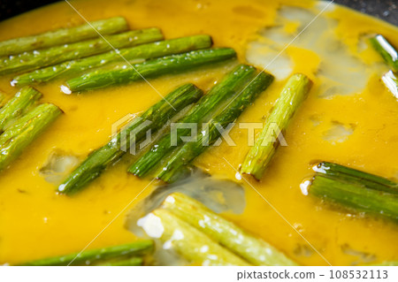 Stir-fried garlic sprouts with eggs, cooking scene. 108532113