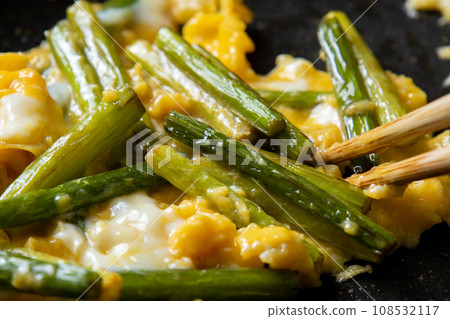 Stir-fried garlic sprouts with eggs, cooking scene. 108532117