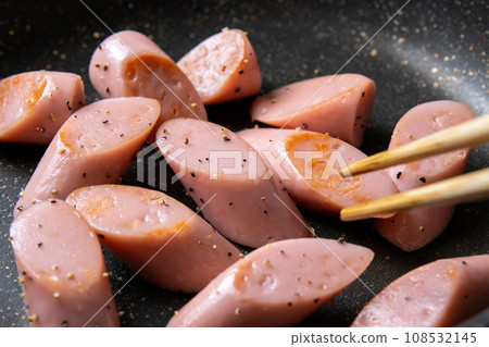 魚腸（斜切）在煎鍋中翻炒的烹飪場景。 （炸黑胡椒） 108532145