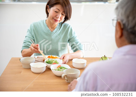 無聊時期的夫妻,沒有交談的吃飯場景,冷漠的丈夫 無聊時期的夫妻,沒有交談的吃飯場景,冷漠的丈夫 108532231