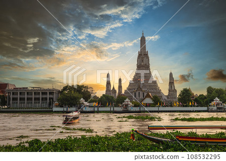Wat Arun at the bank of Chao Phraya River in Bangkok, thailand 108532295