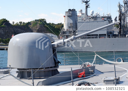 Escort ship Amagiri's 76mm gun Escort ship Amagiri's 76mm gun 108532321
