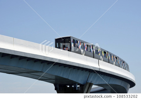 枚方灣橋墩上的海濱線列車 108533202