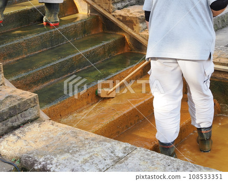 伊香保溫泉：清除從石階流下的溫泉中的沉積物 108533351