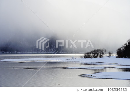 lake shrouded in fog lake shrouded in fog 108534283