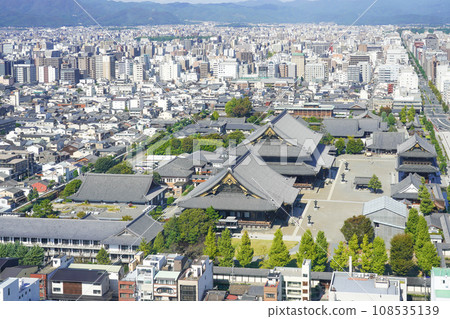 從京都塔眺望京都市（西本願寺、東本願寺、正成園等） 108535139