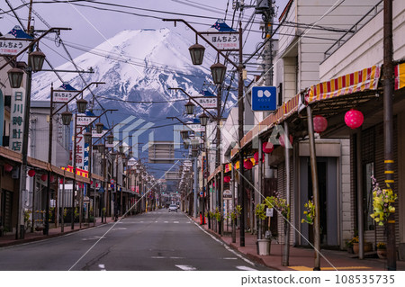 《山梨縣》眺望富士山的商店街富士吉田 108535735