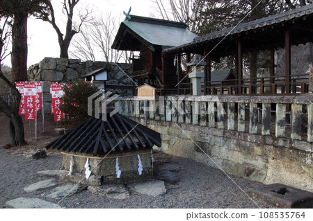 Ueda Castle Ruins Park in Winter: Sanada Shrine/Sanada Well (Ueda City, Nagano Prefecture) 108535764